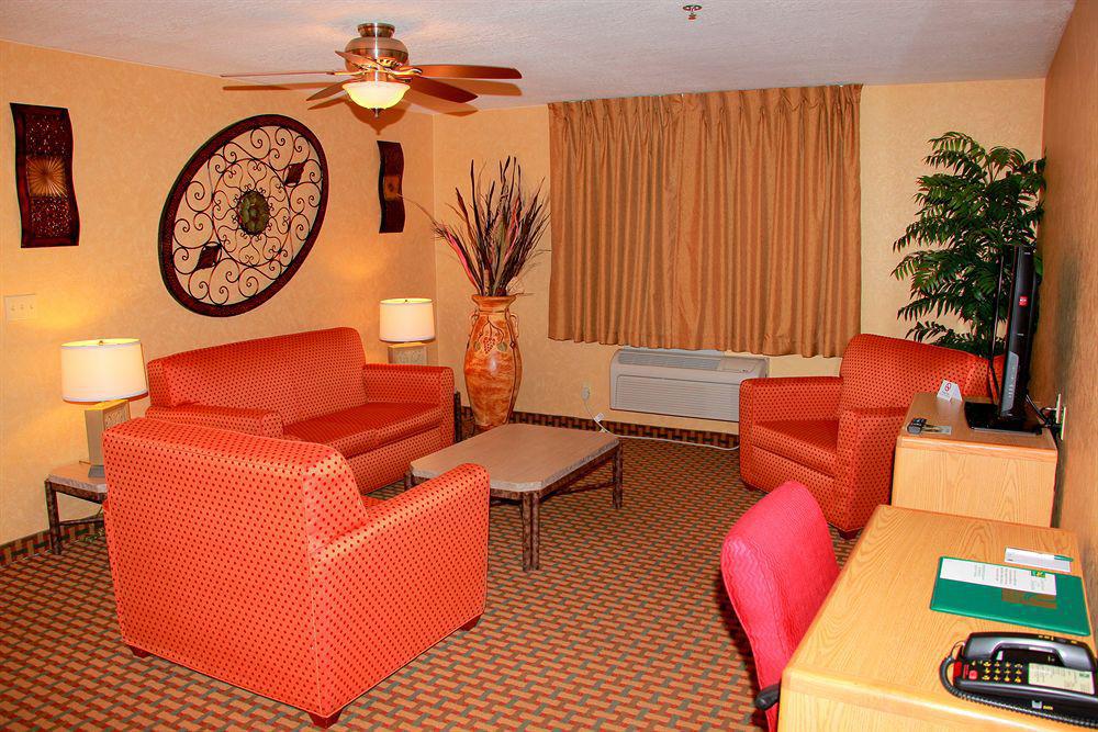 Garner Hotel By Ihg Phoenix - Съпрайз Екстериор снимка